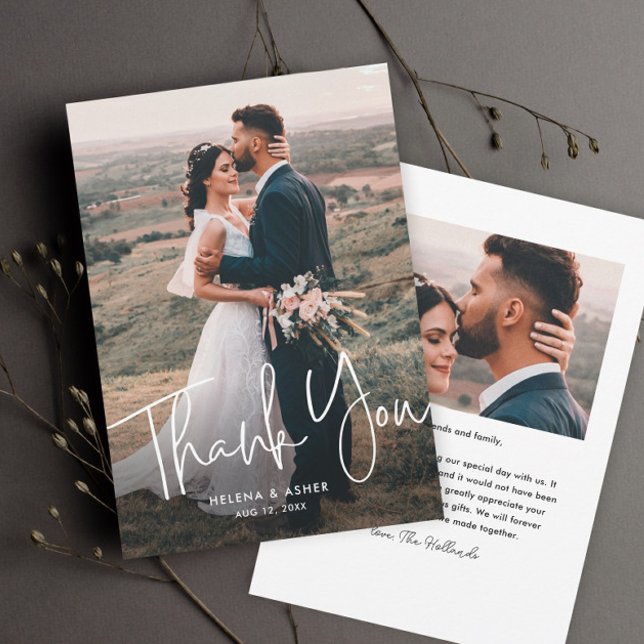 Modern Script Enkel Bröllopsfoto Tack Kort (Simple wedding photo thank you card with overlay typography in white.)