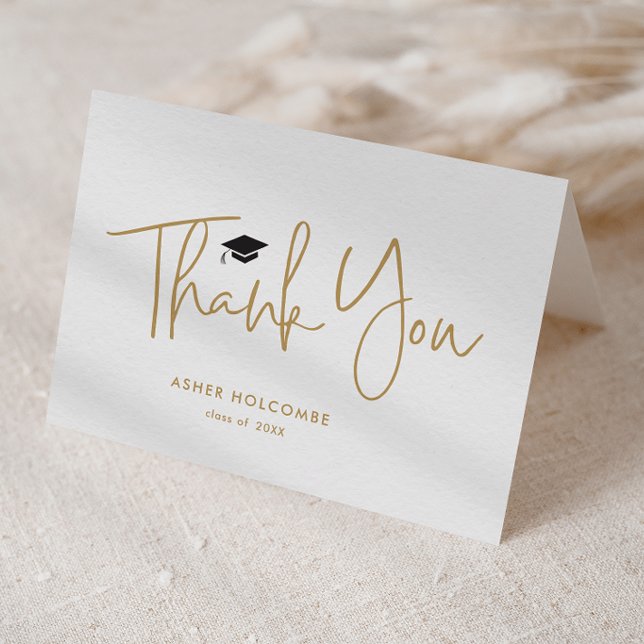 Modern Script Enkel Examen Tack Kort (Modern gold script black graduation cap graduation party folded thank you note cards.)