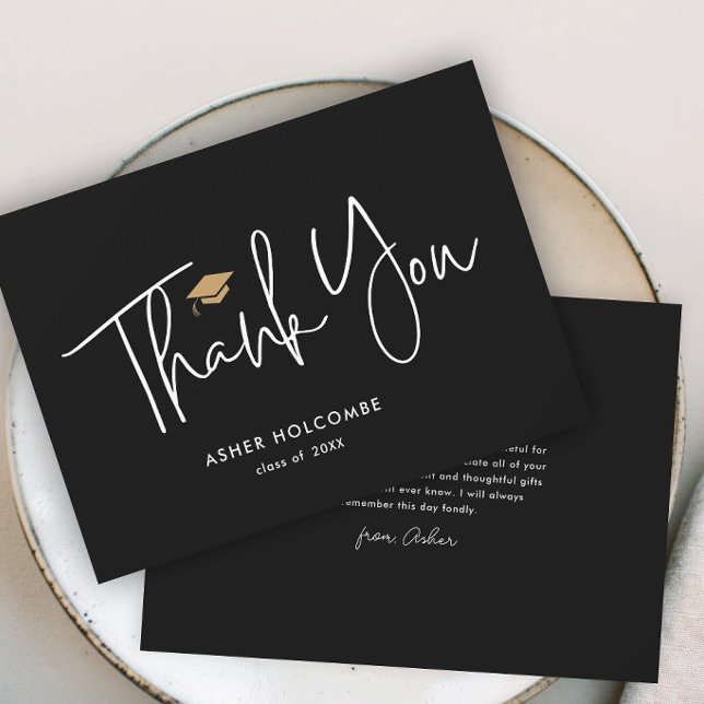 Modern Script Enkel Examen Tack Kort (Modern script black and white graduation cap graduation thank you note cards.)