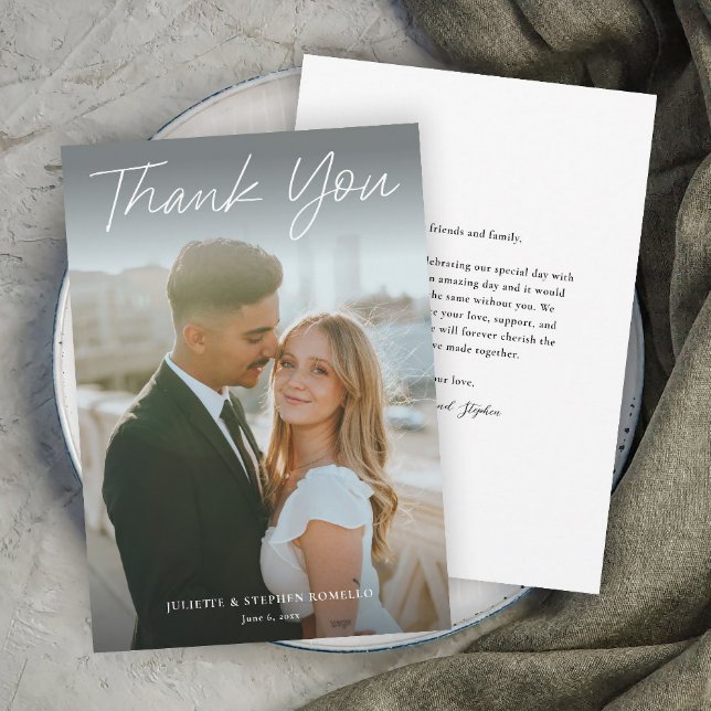 Modern Script Enkel Foto Bröllop Tack Kort (Modern script photo wedding thank you card with full bleed photo typography overlay.)