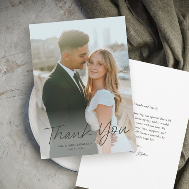 Modern Script Enkel Foto Bröllop Tack Kort (Modern script photo wedding thank you card with full bleed photo typography overlay.)