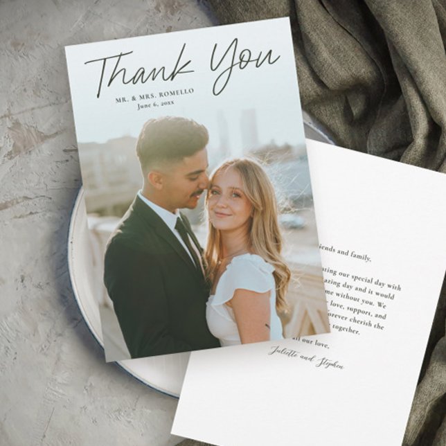 Modern Script Enkel Foto Bröllop Tack Kort (Modern script photo wedding thank you card with full bleed photo typography overlay.)