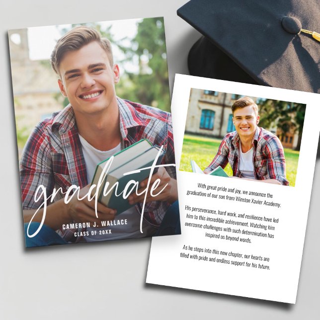 Modern Script Examen Anpassade Bilder Examen Meddelande (Male graduation senior photo announcement cards.)