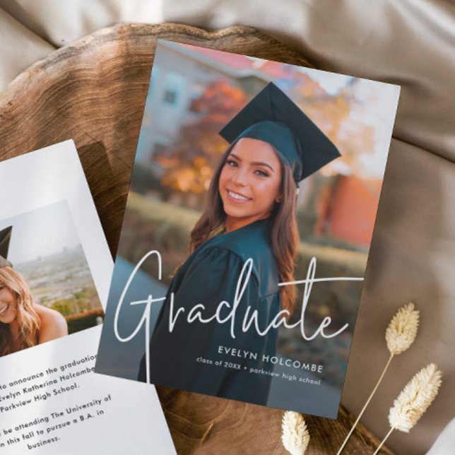 Modern Script Examen Enkel Foto Examen Meddelande (Modern handwritten photo graduation invitation announcements.)