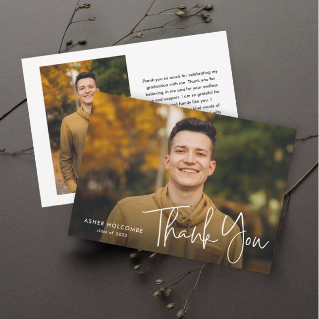 Modern Script Examen Enkel Foto Examen Tack Kort (Simple Graduation Photo Thank You Card with Modern Script Typography Overlay.)