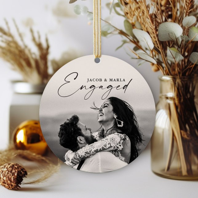 Modern Script Förlovad 2 Foto Bröllop Förlovning Julgransprydnad Keramik (Elegant script engaged 2 photo wedding engagement christmas holiday ornament.)