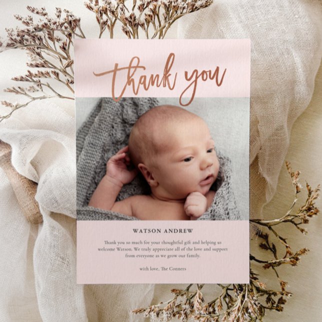 Modern Script Foto Baby Tack Kort (Modern rose gold baby photo thank you card.)
