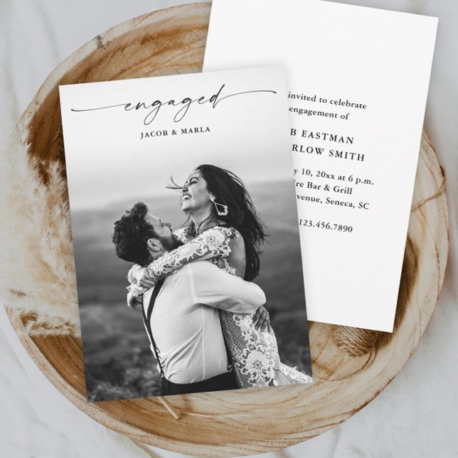 Modern Script Foto Bröllop Förlovningsfest Inbjudningar (Elegant script engaged photo wedding engagement party shower invitation.)