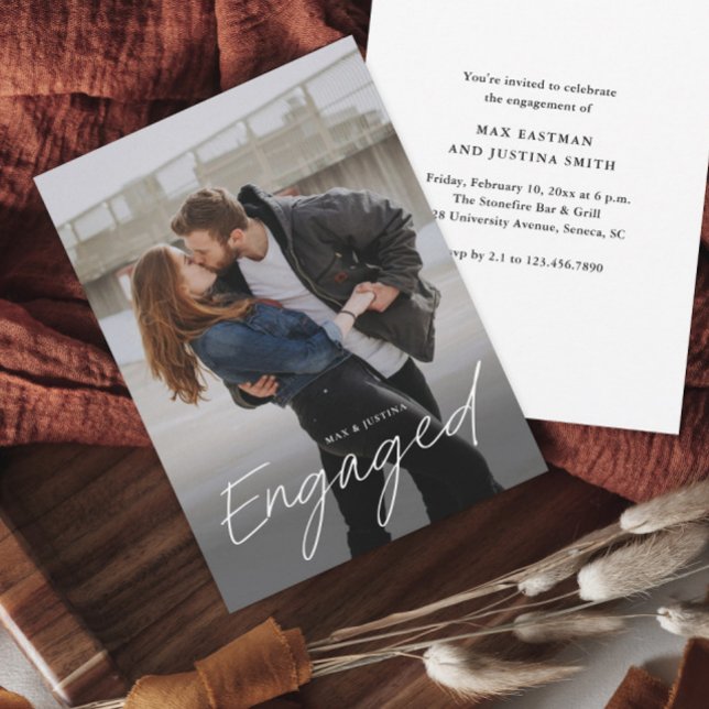 Modern Script Foto Bröllop Förlovningsfest Inbjudningar (Modern script engaged photo wedding engagement party or shower invitation.)