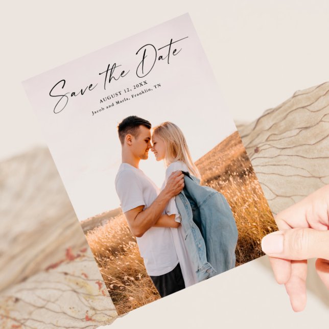 Modern Script Foto Bröllop Save The Date Magnetisk Inbjudningskort (Modern script overlay photo save the date magnetic card.)