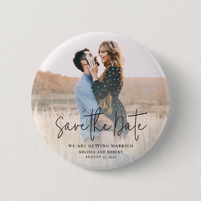 Modern Script Foto Bröllop Save the Date Minnessak Knapp (Framsida)