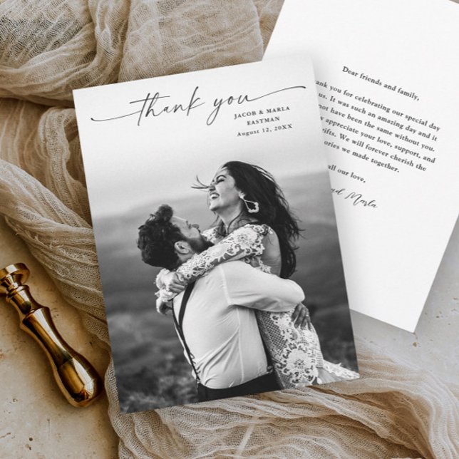 Modern Script Foto Bröllop Tack Kort (An elegant wedding photo thank you card with simple typographic script overlay.)