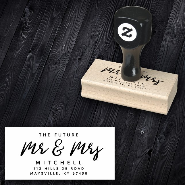 Modern Script Future Mr och Mrs Returadress Stämpel (A wooden stamp with black handle and letter "Z" sits on a dark wood surface.)