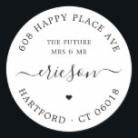 Modern Script Future Mrs. Returadress Bröllop Runt Klistermärke<br><div class="desc">Enkelt, elegant runt bröllop eller förlovning returetiketter i svartvitt med frasen "Framtidens fru och herr", parens returadress, familjens namn i ett modernt kalligraftypsnitt med snurrar och en liten hjärtsymbol. Lägg enkelt till ditt namn och adress, och använda den här snyggten, minimalistklistermärken runt bröllop adress för din förlovning eller spara-till-datum-utskick. Om...</div>
