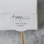 Modern Script Glad helg Helgdag Gift Runt Klistermärke<br><div class="desc">Dessa moderna helgdag-presentklistermärken för manuset glad helg är perfekt för ett minimalistiskt helgdag- eller helgdag-kort. Den enkla svarta och vita designen har en unik industriell stil med typografi med modern boho stil. Anpassade i alla färg. Anpassa klistermärken med ditt namn.</div>