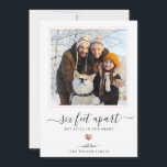 Modern script karantän rose gold hjärta sex fot julkort<br><div class="desc">Sex fot isär men fortfarande i våra hjärtan: Det här moderna vykortet är perfekt för den här ofullkomliga högtiden. Elegant, modernt skrivstil som lyder "6ft isär men fortfarande i våra hjärtan" över ett chic tryckt rose gold hjärta och ditt eget anpassade meddelande med namn bredvid ett sött inramat familjefoto. Baksidan...</div>
