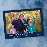 Modern Script Lycklig Hanukkah Photo Julkort<br><div class="desc">Det här platta hälsningskortet Hanukuh har ett foto på vågrät i en mörk blått bakgrund och accentueras med modern handskriftstext.</div>