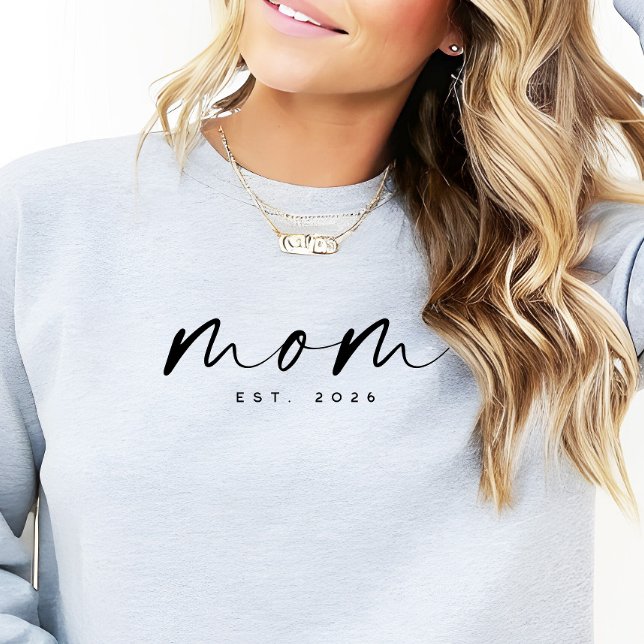 Modern Script “Mom” Established Date, New Mom Gift T Shirt (Skapare uppladdad)