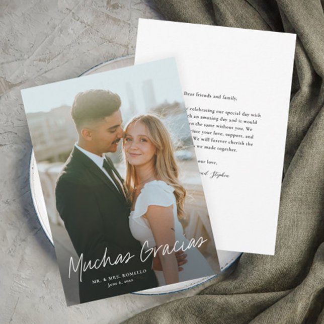 Modern Script Muchas Gracias Photo Bröllop Tack Kort (Spanish Script Muchas Gracias Wedding Photo Thank You Card.)