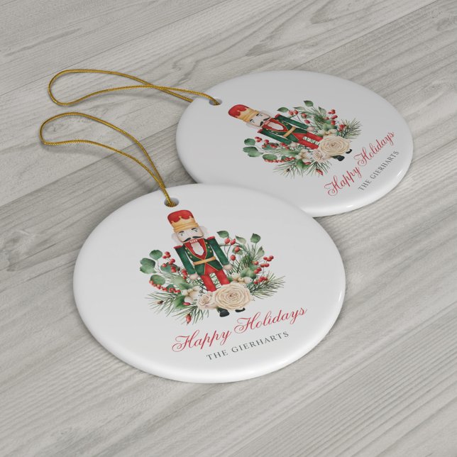 Modern Script Nutcracker Glad helg Julgransprydnad Keramik (Christmas Nutcracker Happy Holidays Floral Ceramic Ornament Tree Decoration)