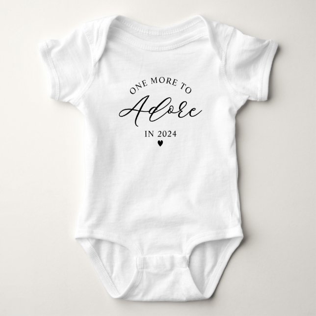 Modern Script One More To Adore 2024 Graviditet T Shirt (Framsida)