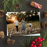 Modern Script Peace Heart Kärlek jul ett foto Julkort<br><div class="desc">Det här ljuva helgdag-fotokortet har ett fullt-blekt vågrät-foto med hälsning "Peace Kärlek". Den här designen rymmer ett vågrät foto. Hela färg är fullt anpassade, inklusive hälsning och hjärta - klicka bara på "redigera med design verktyg" i den nedrullningsbara menyn för anpassning! Du kan anpassa den här designen ännu mer genom...</div>