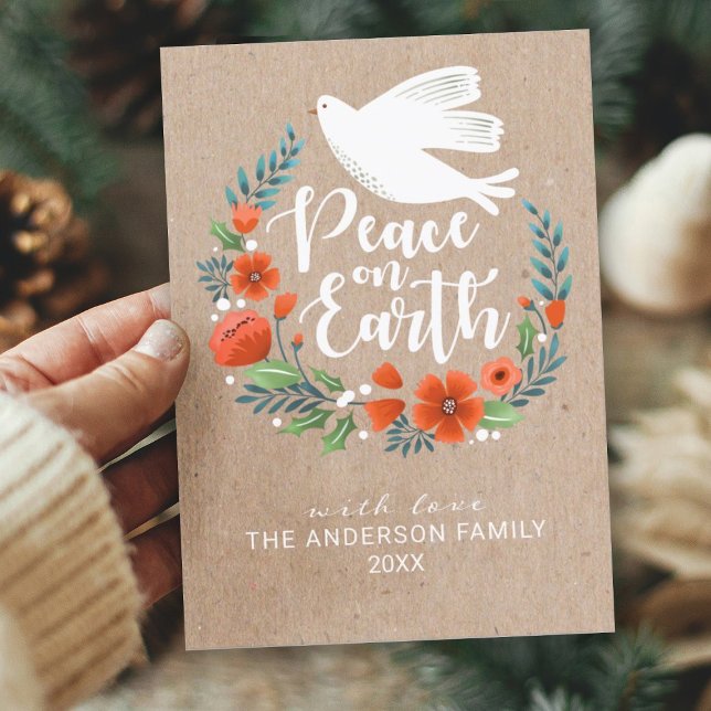Modern Script Peace on Earth Jul Photo Julkort (A beautiful Christmas card featuring a floral wreath with a dove and the message Peace on Earth.)