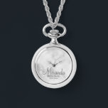 Modern Script Personlig Bridesmaid Armbandsur<br><div class="desc">Lägg till en personlig beröring till bröllop med en personlig bridesmaid-gåva. Den här designen har personlig bridesaids namn i det moderna grått-skriptet stil med titel och bröllop datum i grått modern sans serif font stil på vit marble-bakgrund. Även perfekt för maid of honor, budens mamma och mer. Observera att marmordetaljer...</div>
