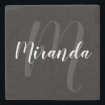 Modern Script Personlig Monogram och Namn Black Stenunderlägg<br><div class="desc">Personlig Monogram och Namn som ger personlig namn i vitt,  modernt skript,  typsnitt stil och monogram i grått,  modernt typsnitt,  stil som bakgrunden till svart bakgrund.

Perfekt som helgdag,  husuppvärmningspremie,  tack för gåvor och gåva för speciella tillfällen.</div>