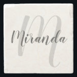 Modern Script Personlig Monogram och Namn Stenunderlägg<br><div class="desc">Personlig Monogram och Namn som ger personlig namn i grått,  modernt typsnitt stil och monogram i lätt grått,  modernt typsnitt i stil som bakgrunden till vit bakgrund.

Perfekt som helgdag,  husuppvärmningspremie,  tack för gåvor och gåva för speciella tillfällen.</div>