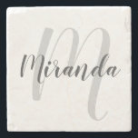 Modern Script Personlig Monogram och Namn Stenunderlägg<br><div class="desc">Personlig Monogram och Namn som ger personlig namn i grått,  modernt typsnitt stil och monogram i lätt grått,  modernt typsnitt i stil som bakgrunden till vit bakgrund.

Perfekt som helgdag,  husuppvärmningspremie,  tack för gåvor och gåva för speciella tillfällen.</div>