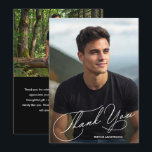 Modern Script Photo Graduation Tack Kort<br><div class="desc">Your photo, name, and the words Thank You in chic white lettering on the front, these flat graduation than you notes feature your personal message on the back on the back on ANY COLOR background that suits your photo. MORE styles, sizes, save the date cards, invitations and announcements in our...</div>