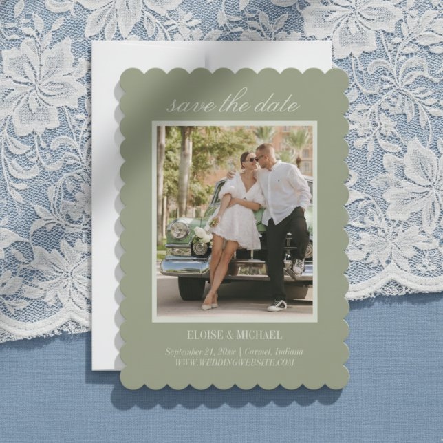 Modern Script Sagegrön Bröllopsfoto Spara Datumet (Invite guests to save the date for your big day with this Modern Script Sage Green Save the Date!)