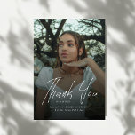 Modern Script Simple Photo High School Graduation Tack Kort<br><div class="desc">Share your heartfelt appreciation with this Modern Script Simple Photo High School Graduation Thank You Card. Designed with elegant flowing script and clean modern typography, this minimalist graduation thank you card beautifully highlights your favorite senior photo while expressing gratitude to friends and family. Perfect for Class of 2026 graduates, this...</div>