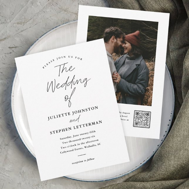 Modern Script Svart och Vitt QR-kod Bröllop  Inbjudningar (Modern script typography black and white wedding invitation with photo and QR Code Rsvp on the back.)