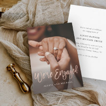 Modern Script Vi är Engagerade Foto Förlovningsfes