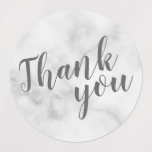 Modern Script White Marble Bröllop Tack Klistermärke<br><div class="desc">Modern Tack White Marble WedFavor-etiketter med titeln "Tack" i modernt grått-skriptteckensnitt på vit marmorbakgrund.</div>