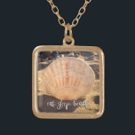 Modern Seashell-foto för Eat-vilopunktsoffertskrip Guldpläterat Halsband<br><div class="desc">"Ät, sömn, strand." Det är ett sätt att leva. Den sena eftermiddagsljuset gör att det här årstidsbrottet på en sydlig strand i Kalifornien verkar lysande. Slappna av och resa tillbaka till semesterstranden när du bäror det här fantastiska, vackra fotocharmhalsbandet. Detta fyrkantiga halsband kommer i små, medelstora och stora storlekar. Du...</div>