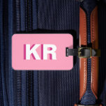 Modern Shadow Monogram Rosa Personlig Bagagebricka<br><div class="desc">Anpassningsbarnas rosa och vita blockskuggor med bagagetagg i monogrammet. En underbar för snyggtens märkre för bagage,  resväska,  väska för bärbara datorer,  golfväska med mera.</div>