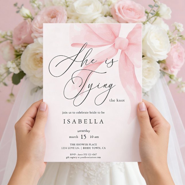 Modern She's Tying The Knot Pink Bow Bridal Shower Inbjudningar (Front of invite shown in 5 x 7 inches, choose size, paper, and corner style.
)
