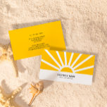 Modern shining Sol Sunrise Gult<br><div class="desc">Anpassa den här snyggten till det moderna affärskortet för båda sidutskrifter av vågrät, med en logotyp av en optimistisk soluppgång i gult sol med sol-strålar i vit bakgrund. På framsidan är ställe för ditt namn eller ditt företag namn och på baksidan finns all din kontaktinformation på gultens bakgrund. Observera att...</div>