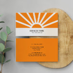 Modern shining Sol Sunset Orange Business<br><div class="desc">Anpassa den här snyggten till det moderna affärskortet för båda sidutskrifterna, som har en logotyp av orangen soluppgång sol med sol-strålar på vit vågrät. På framsidan är ställe för ditt namn eller ditt företag namn och på baksidan finns all din kontaktinformation på orangens bakgrund. Observera att om du ändrar formen...</div>