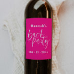 Modern Shock rosa Bachelorette Vin-märkesfavoriter Vinflaska Etikett<br><div class="desc">Detta är en modig, modern kandidatpartis vin-etikett med ett vackert kalligrafteckensnitt och en shock rosa bakgrund. Alla färg kan redigeras. // Om du vill matcha designen söker du efter "FALLON" i Nicole Zazzle-butiken uppriktigt. * Om du tycker om den här designen men inte ser den tillgänglig för något du är...</div>