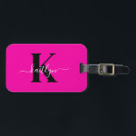 Modern Shock rosa Black Script Monogram Bagagebricka<br><div class="desc">Denna enkla, elegant shock rosa bagagetagg med det första namn i ett typsnitt av trendiget i vitt som skrivs över ditt första typsnitt i ett modernt typsnitt i svart på ena sidan och ett kort för ditt namn, adress och mobila nummer på den andra sidan skulle se fantastisk ut på...</div>