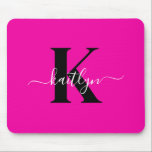 Modern Shock rosa Black Script Monogram Musmatta<br><div class="desc">Den här enkla shock rosa med elegant som visas med ditt första namn i ett trendig-skript med vitt typsnitt som skrivs över ditt första typsnitt i ett modernt typsnitt i svart är perfekt för ditt kontor/skrivbord. Det är snyggt och trendig och ändå väldigt klassiskt.</div>