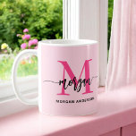 Modern Shock rosa i Monogram Snyggt Kaffemugg<br><div class="desc">Sip i stil med vår Monogram Snyggt Modern Shock rosa Kaffe Mugg! Med en slimmad shock rosa är mugg personlig med ditt monogram i ett slimmat, modernt teckensnitt för chic och anpassningsbar. Perfekt för morgonkaffe eller te. Den kombinerar modernt estetik med vardaglig funktionalitet. Det är både mikrovågsugn och diskmaskin säker....</div>