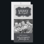 Modern Silver Chevron Glitter-fotokort Julkort<br><div class="desc">Modern Silver Chevron Glitter-julkort Skapat av Colorful Designer Inc. Copyright 2013-2014. All text kan ändras.</div>