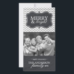 Modern Silver Chevron Glitter-fotokort Julkort<br><div class="desc">Modern Silver Chevron Glitter-julkort Skapat av Colorful Designer Inc. Copyright 2013-2014. All text kan ändras.</div>