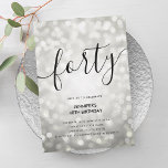 Modern Silver Glitter Ljus, 40:e födelsedag Inbjudningar<br><div class="desc">Elegant Glam Silver Glitter Ljus 40:e födelsedagsskriptinbjudan med mousserande ljus och modernt typografi.</div>