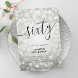 Modern Silver Glitter Ljus 60:e födelsedag Inbjudningar<br><div class="desc">Elegant Glam Silver Glitter Ljus 60:e födelsedagsskriptinbjudan med mousserande ljus och modernt typografi.</div>